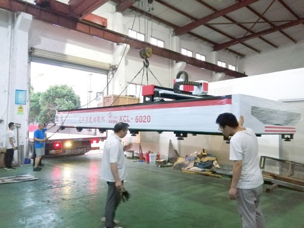 激光切割機(jī)專車發(fā)貨